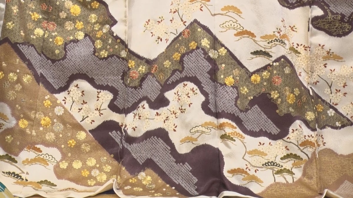 訪問着 袷 着物 金駒刺繍 金彩加工 水色 藍白色 四季の花 古典柄 