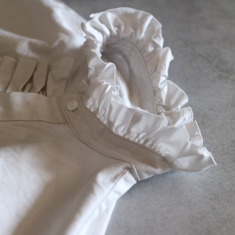 コットントリプルヤーンツイルバンドカラービショップスリーブラッフル