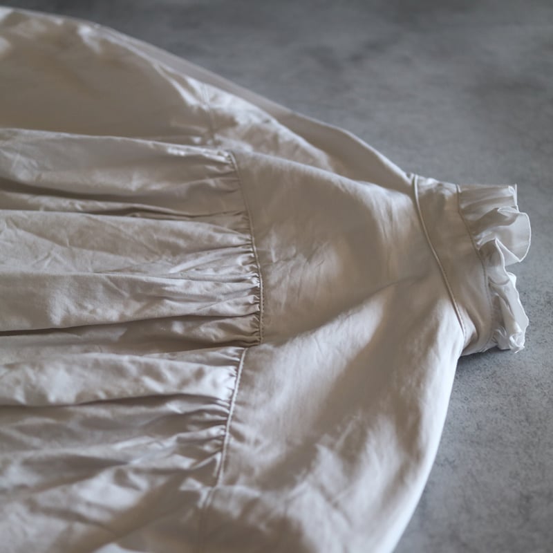 コットントリプルヤーンツイルバンドカラービショップスリーブラッフル