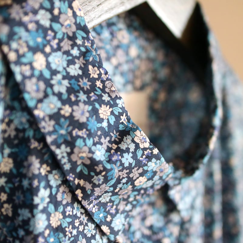 リバティブルーフラワープリントショートスリーブクラシックギャザード