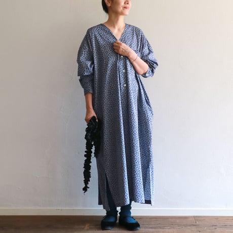 フラワープリントバックワイドプリーテッドスリーピングシャツドレス／TOUJOURS