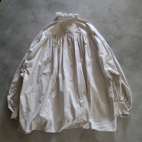 コットントリプルヤーンツイルバンドカラービショップスリーブラッフルシャツ／TOUJOURS
