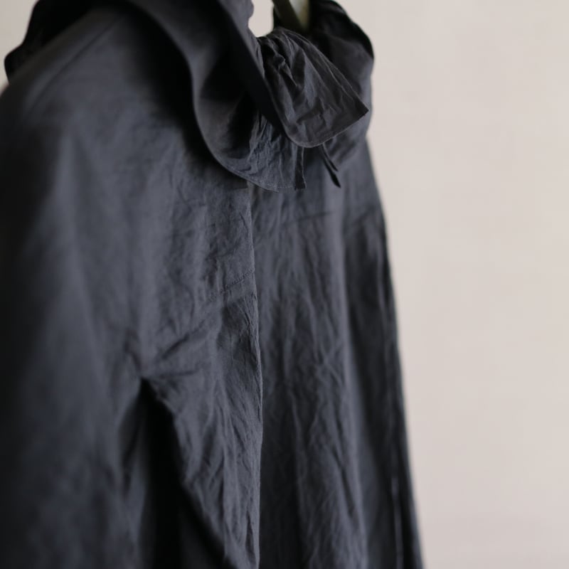 TOUJOURS ラッフルカラーバギーシャツ ファインヤーンコットンラッフルカラーバギーシャツ／TOUJOURS