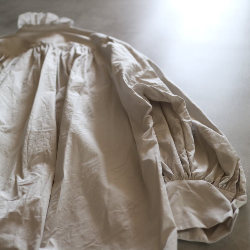 コットントリプルヤーンツイルバンドカラービショップスリーブラッフル