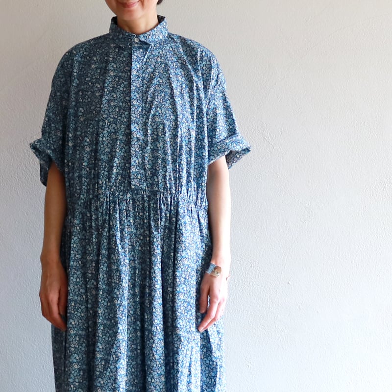 リバティブルーフラワープリントショートスリーブクラシックギャザード