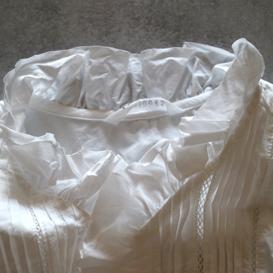 ファインヤーンコットンレースピンタックラッフルシャツ／TOUJOURS | ovede