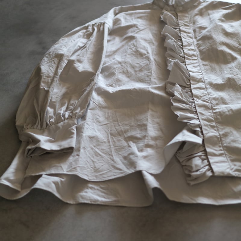 コットントリプルヤーンツイルバンドカラービショップスリーブラッフル