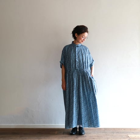 リバティブルーフラワープリントショートスリーブクラシックギャザードドレス／TOUJOURS