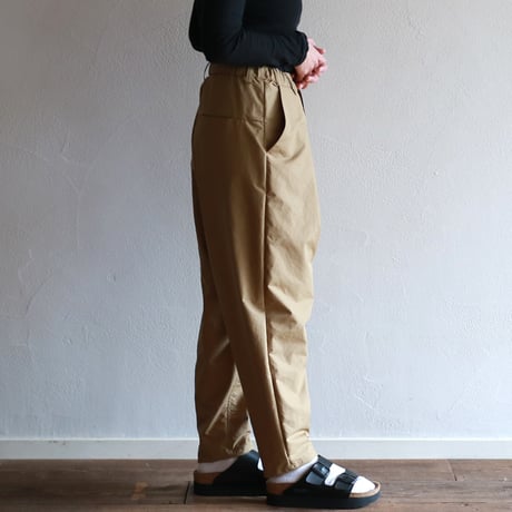 タックテーパードパンツ／1dozen