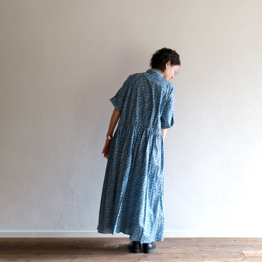 リバティブルーフラワープリントショートスリーブクラシックギャザード