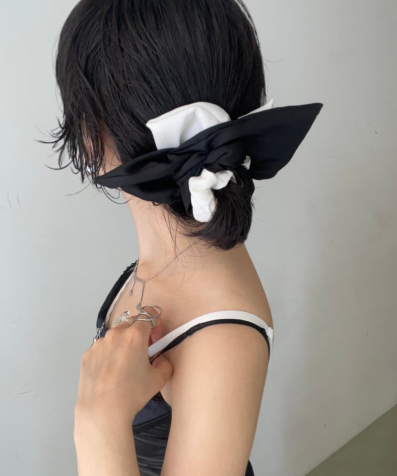 heyep Silk Square Large Scrunchie ブラック Silk Square Large Scrunchie – heyep