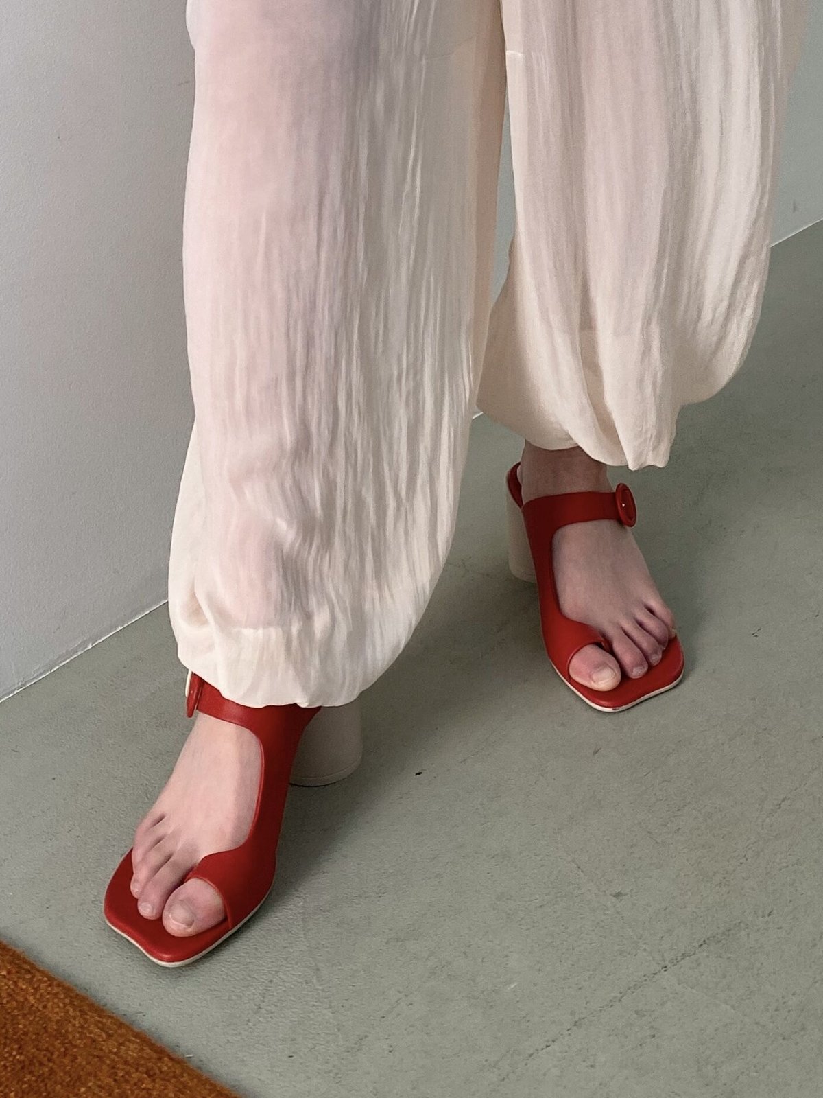 アメリヴィンテージ ASYMMETRY THONG SANDAL 投げ掛ける 