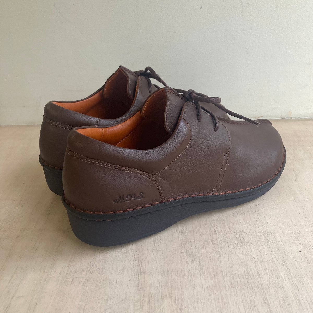 H.P.S センターシーム レースアップ ブラウン | Shoe maison online