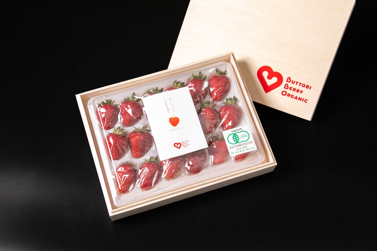 桐箱入り とくしまオーガニックいちご・中粒(18粒 さちのか) 1