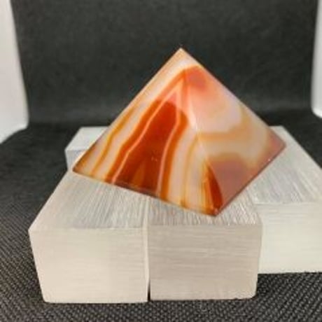 アゲート（瑪瑙）　ピラミッド　60×59×40㎜　№1