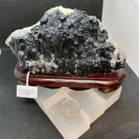 ブラックトルマリン　原石　置物　497.5ｇ　台座付き    横 130mm 高さ 75mm 厚み 46mm  497.5ｇ（サイズ感は硬貨との比較画像で確認ください）