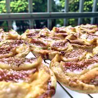 キャラウェイ香る無花果とクリームチーズ のタルト