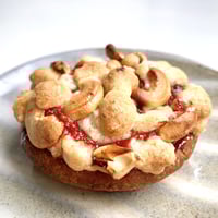 プラムとカシューナッツのクランブルタルト