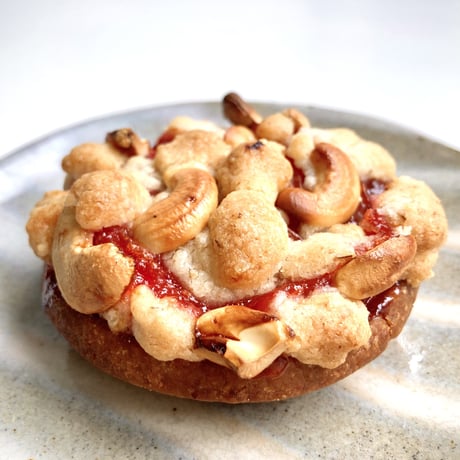 プラムとカシューナッツのクランブルタルト