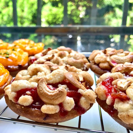 プラムとカシューナッツのクランブルタルト