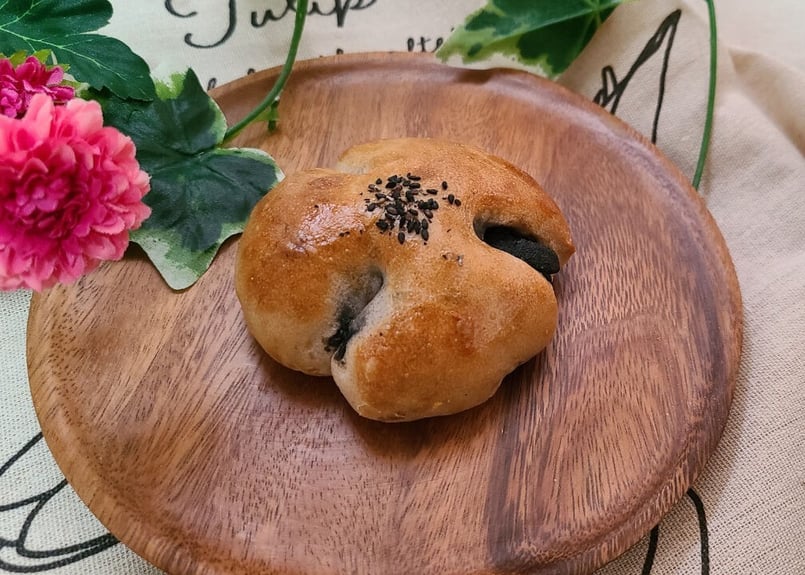 会津若松産黒ごまあんたっぷり】黒ごまあんぱん | 小僧ロップのパン