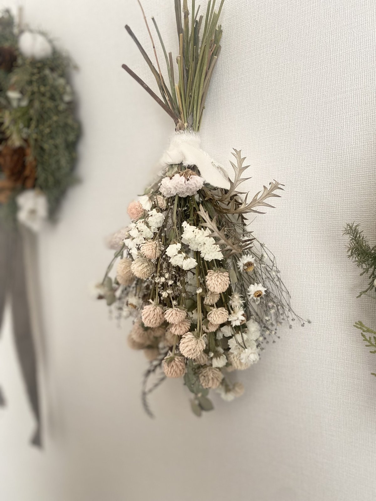 千日紅とかすみ草のナチュラルホワイトスワッグ | 六花 りっか