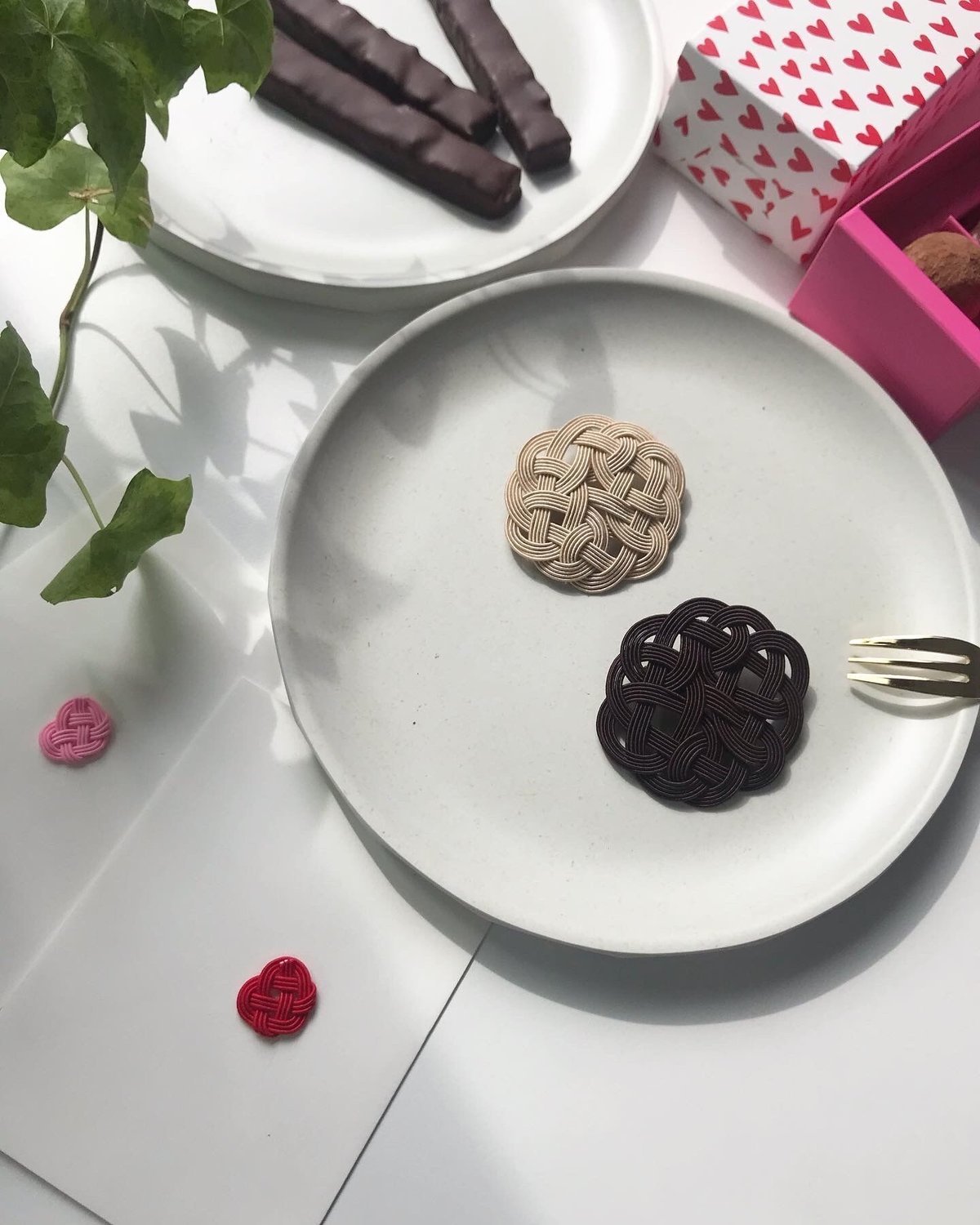 花結び ブローチ ブラウン | 原田麻里商店