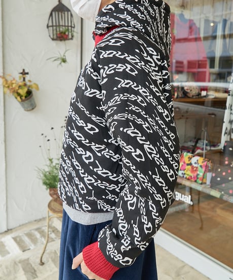 Desigual デシグアル パッチ パデッドフーディ　22WWSK013001