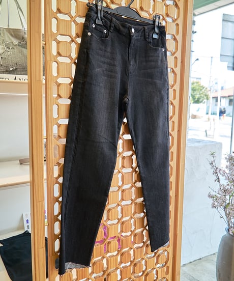 ミカーレミカーレ　黒 スリムパンツ　M106-157P-09