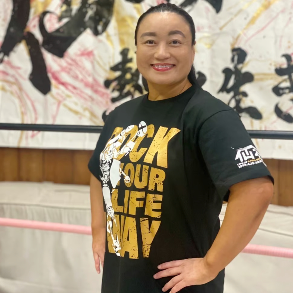 「GAEA JAPAN（ガイア・ジャパン）」里村明衣子選手サイン入りTシャツ 里村明衣子 ROCK YOUR LIFE AWAY Tシャツ ブラック | SHOP-SENJO
