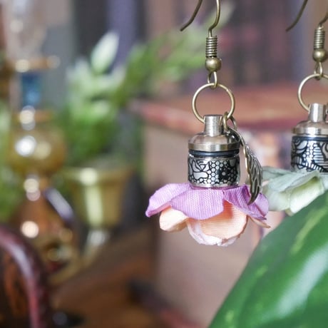3色＊妖精の森の花灯り　LEDライト　片耳ピアス