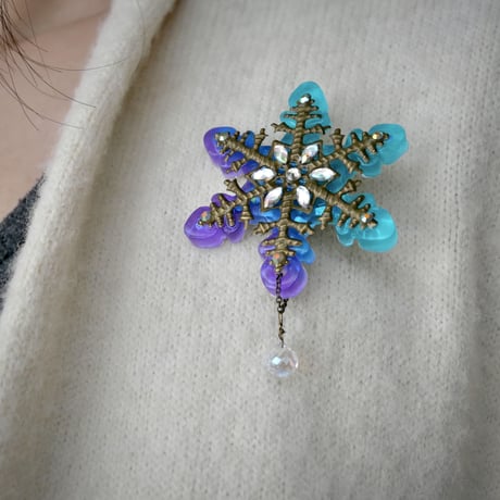 2色＊不思議な泉の煌めく大きな雪の華　ブローチ