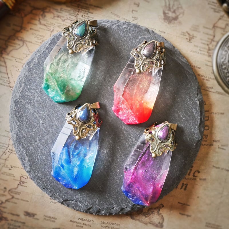 4色＊炎が揺らめく魔法鉱石 バッグチャーム | 3 count…の不思議な雑貨屋