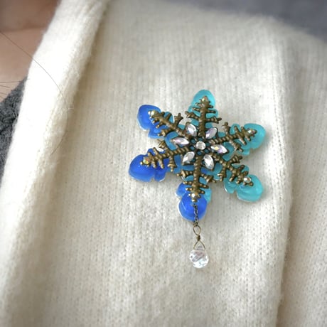 2色＊不思議な泉の煌めく大きな雪の華　ブローチ