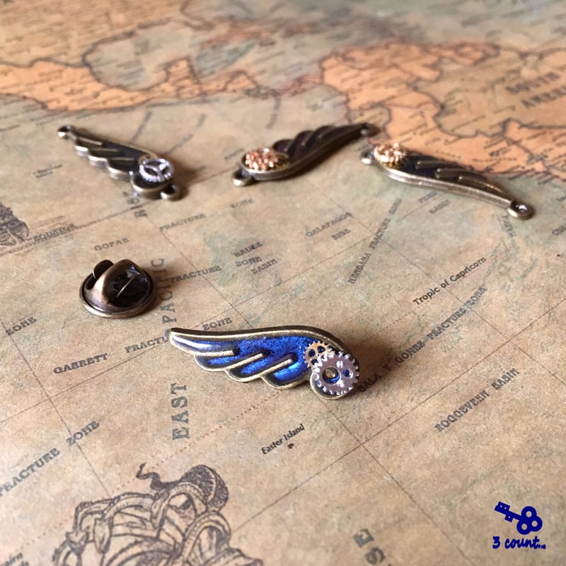 4色＊時の鳥の七彩の翼 ピンバッジ（メンズブローチ） | 3 count…の