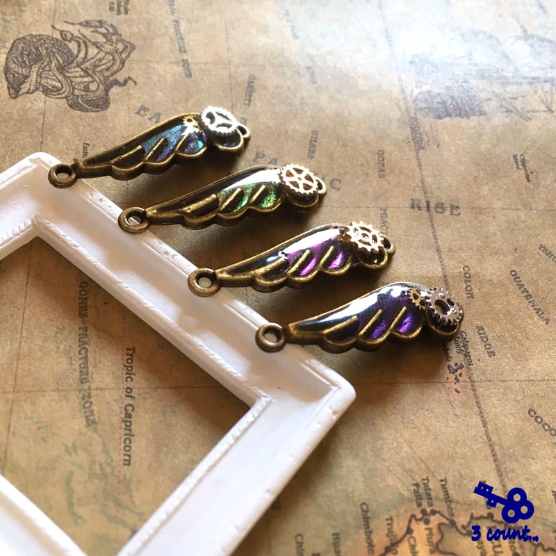 4色＊時の鳥の七彩の翼 ピンバッジ（メンズブローチ） | 3 count…の