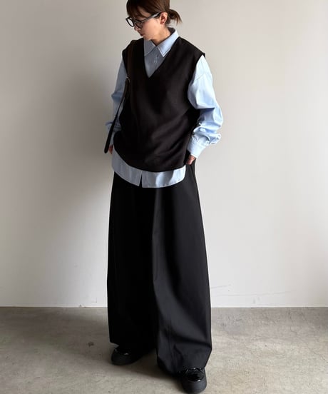 wide oval slacks