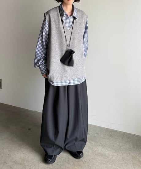 wide oval slacks