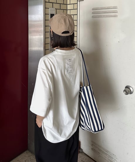 simple back tag t-shirt