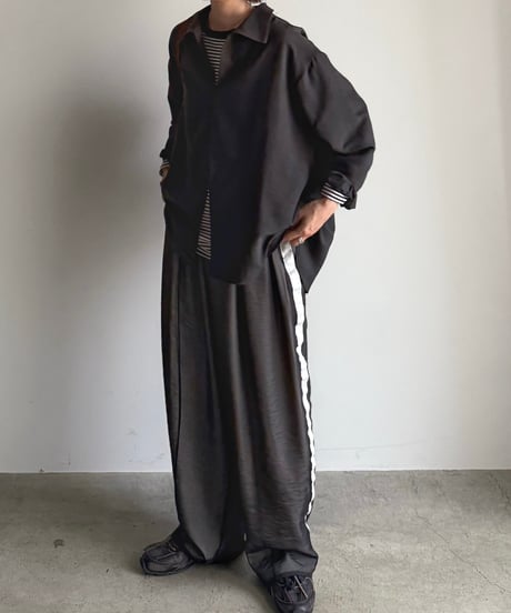 side drost  border t-shirt
