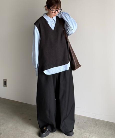 wide oval slacks