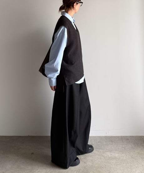 wide oval slacks