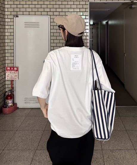 simple back tag t-shirt