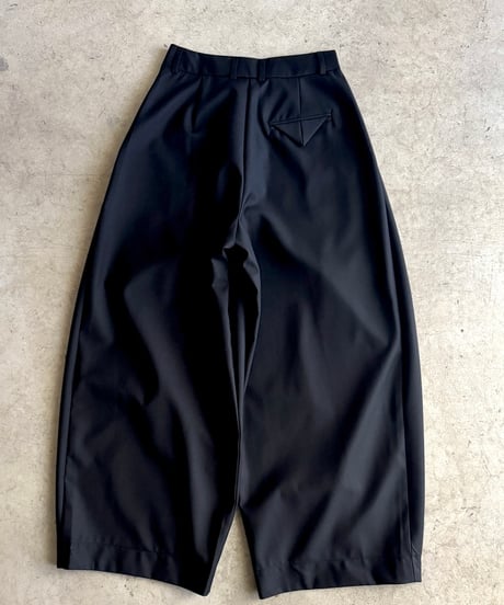 wide oval slacks