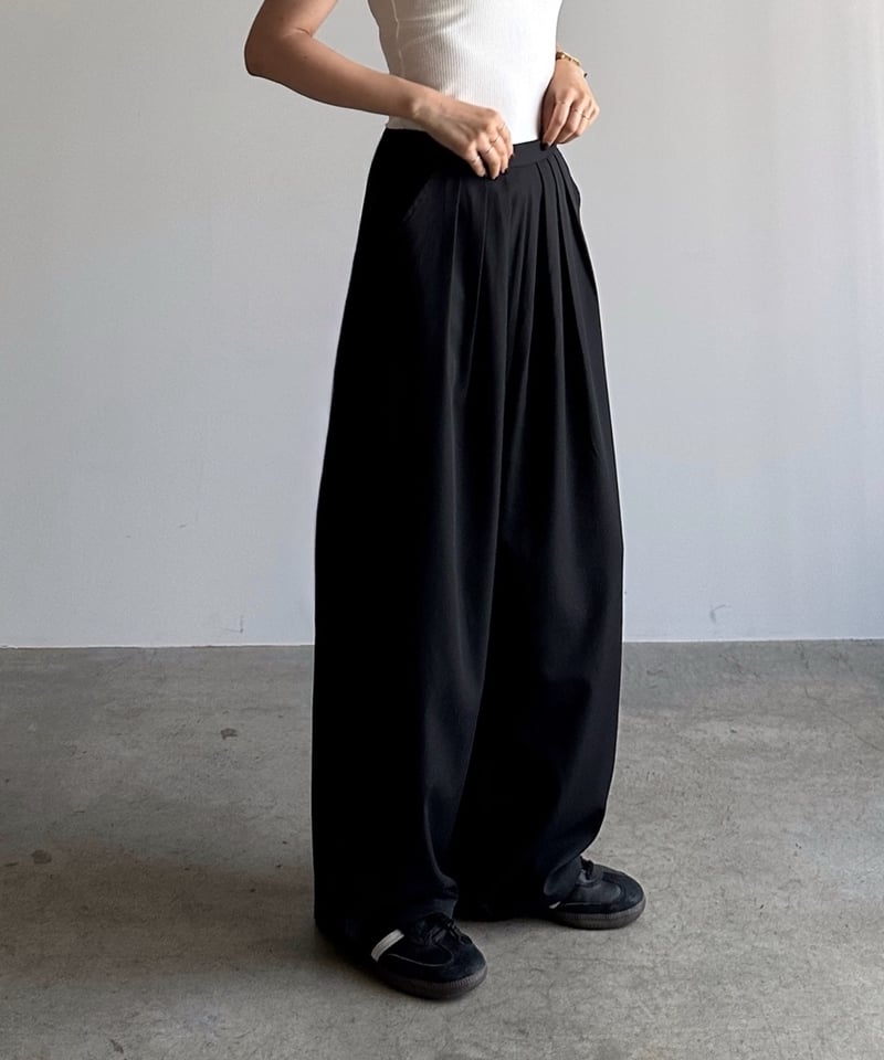 three tuck curve pants | ARULLE