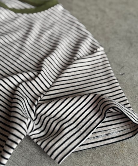 color neck border t-shirt