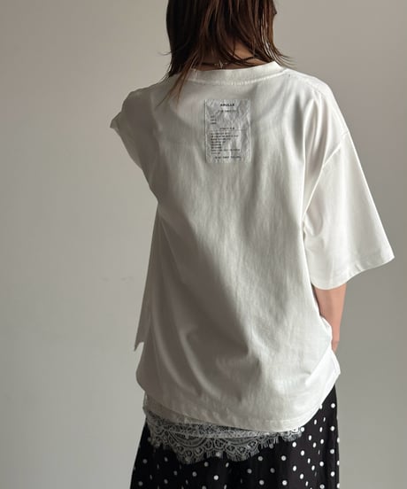 simple back tag t-shirt