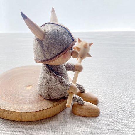 Skandinavisk Hemslojd　北欧フィギュア　バイキングボーイお座り