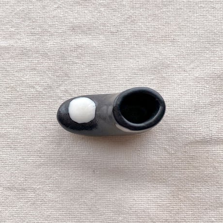 【波佐見焼】aiyu（アイユー）一輪はしおき　ブーツ　マット水玉　ブラック　箸置き＆一輪挿し＆つまようじ挿し兼用　【メール便アイテム】
