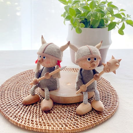 Skandinavisk Hemslojd　北欧フィギュア　バイキングガールお座り